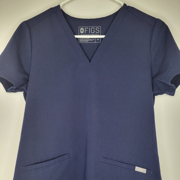 Figs Tops - Figs Casma Three-Pocket Scrub Top in Navy Blue